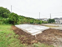 【神奈川県/横浜市神奈川区菅田町】神奈川区菅田町新築戸建10号棟（全12区画） 建築中の外観：全12棟　写真中央