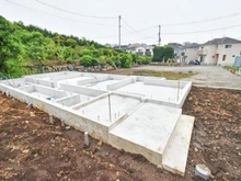 【神奈川県/横浜市神奈川区菅田町】神奈川区菅田町新築戸建10号棟（全12区画） 建築中の外観：全12棟　写真中央