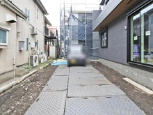 【神奈川県/横浜市神奈川区神大寺】神奈川区神大寺1丁目　新築戸建2号棟/全2棟 建築中の外観：正面通路奥　全２棟