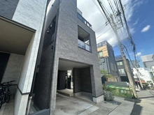【神奈川県/横浜市西区御所山町】西区御所山町　戸建 外観：中央グレーの物件です。