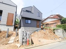 【神奈川県/横浜市神奈川区菅田町】神奈川区菅田町　新築戸建2号棟/全2棟 建築中の外観：全2棟　正面右