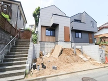 【神奈川県/横浜市神奈川区菅田町】神奈川区菅田町　新築戸建 1号棟/全2棟 建築中の外観：全2棟　正面左