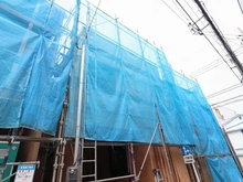 【神奈川県/横浜市南区中村町】南区中村町4丁目　借地権付き新築戸建2号棟/全3棟 建築中の外観：真ん中　全3棟