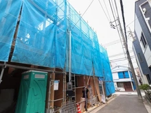 【神奈川県/横浜市南区中村町】南区中村町4丁目　借地権付き新築戸建2号棟/全3棟 建築中の外観：真ん中　全3棟