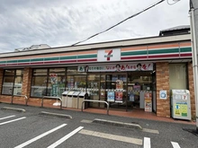 【神奈川県/横浜市南区別所】フィオーレ上大岡VI セブン-イレブン横浜別所3丁目店（現地より約27m）
