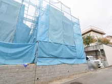 【神奈川県/横浜市金沢区富岡西】金沢区富岡西一丁目　新築戸建B号棟/2棟 建築中の外観：正面右　全2棟