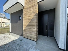 【神奈川県/藤沢市本鵠沼】藤沢市本鵠沼1丁目　新築一戸建て 玄関