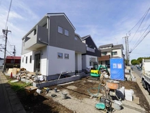 【神奈川県/藤沢市亀井野】藤沢市亀井野 新築戸建 2号棟 建築中の外観：全3棟、2号棟は手前側