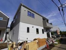 【神奈川県/藤沢市亀井野】藤沢市亀井野 新築戸建 2号棟 建築中の外観：全3棟
