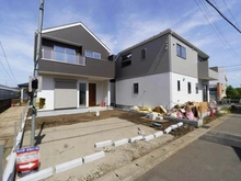 【神奈川県/藤沢市亀井野】藤沢市亀井野 新築戸建 2号棟 建築中の外観：全3棟、2号棟は右側