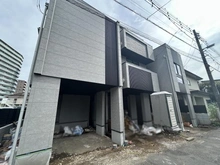 【神奈川県/藤沢市鵠沼花沢町】藤沢市鵠沼花沢町 新築一戸建て 1号棟/全3棟 建築中の外観：全3棟　写真内一番手前側が1号棟です。