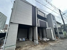 【神奈川県/藤沢市鵠沼花沢町】藤沢市鵠沼花沢町 新築一戸建て 2号棟/全3棟 建築中の外観：全3棟　写真内中心が2号棟です。