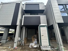【神奈川県/藤沢市鵠沼花沢町】藤沢市鵠沼花沢町 新築一戸建て 2号棟/全3棟 建築中の外観：全3棟