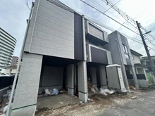 【神奈川県/藤沢市鵠沼花沢町】藤沢市鵠沼花沢町 新築一戸建て 3号棟/全3棟 建築中の外観:全3棟 写真内一番奥側が3号棟です。