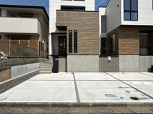 【神奈川県/藤沢市石川】藤沢市石川/新築分譲住宅 1号棟 駐車場：建物中央