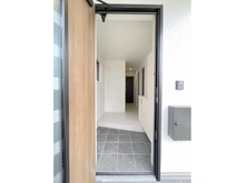 【神奈川県/藤沢市片瀬】藤沢市片瀬一丁目新築戸建 玄関