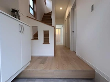 【神奈川県/平塚市めぐみが丘】平塚市めぐみが丘2丁目 一戸建 玄関