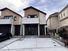 【神奈川県/藤沢市本鵠沼】藤沢市本鵠沼3丁目　新築戸建　1号棟/全3棟 外観：全3棟/写真中央