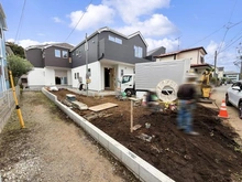 【神奈川県/藤沢市善行】藤沢市善行6丁目 新築戸建 1号棟 建築中の外観：全3棟、1号棟は左奥