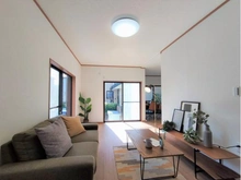 【神奈川県/海老名市国分南】海老名市国分南4丁目 一戸建 リビング：※家具・調度品は価格に含まれません。