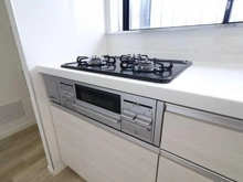 【神奈川県/藤沢市鵠沼藤が谷】藤沢市鵠沼藤が谷4丁目 一戸建 キッチン：3口コンロ