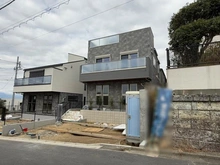 【神奈川県/藤沢市片瀬山】藤沢市片瀬山1丁目　1号棟／全3 建築中の外観：全3棟/右側