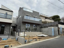 【神奈川県/藤沢市片瀬山】藤沢市片瀬山1丁目　1号棟／全3 建築中の外観：全3棟/右側