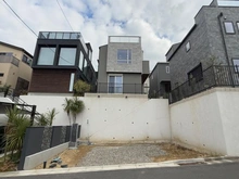 【神奈川県/藤沢市片瀬山】藤沢市片瀬山1丁目　2号棟／全3 建築中の外観：全3棟/中央