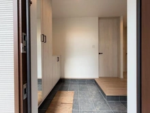 【神奈川県/藤沢市片瀬山】藤沢市片瀬山1丁目　2号棟／全3 玄関