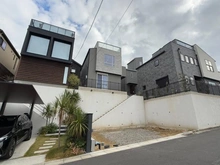 【神奈川県/藤沢市片瀬山】藤沢市片瀬山1丁目　2号棟／全3 建築中の外観：全3棟/中央