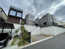 【神奈川県/藤沢市片瀬山】藤沢市片瀬山1丁目　3号棟／全3 建築中の外観：全3棟/中央