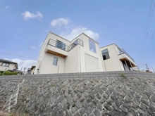 【神奈川県/藤沢市片瀬山】藤沢市片瀬山1丁目新築戸建　2号棟 外観：全2棟　写真中央