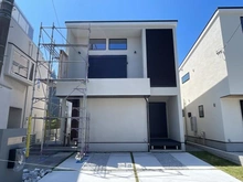 【神奈川県/藤沢市鵠沼松が岡】藤沢市松が岡2丁目　新築戸建A棟　全3区画 外観：全3棟／中央