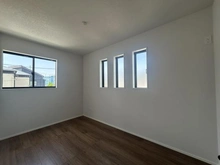 【神奈川県/藤沢市辻堂】藤沢市辻堂2号棟 洋室：【約5帖】収納あり・2面窓