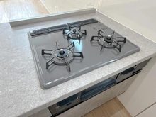 【神奈川県/茅ヶ崎市旭が丘】茅ヶ崎市旭が丘5期1号棟 キッチン：三口コンロ