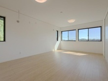【神奈川県/鎌倉市関谷】鎌倉市関谷　一戸建 洋室：【約12.0帖】ウォークインクローゼットあり