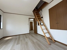 【神奈川県/鎌倉市坂ノ下】鎌倉市坂ノ下　中古戸建て 小根裏収納への導線：2階　約9.1帖のお部屋