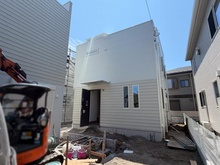 【神奈川県/藤沢市辻堂東海岸】辻堂東海岸1丁目　新築戸建　2号棟/全3号棟 建築中の外観：2号棟／全3棟　中央