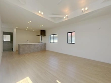 【神奈川県/藤沢市辻堂太平台】藤沢市辻堂大平台4期 1号棟 LDK：【約16.8帖】上部吹抜・シーリングファンあり