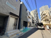 【東京都/渋谷区代々木】渋谷区代々木1丁目　戸建 外観：写真中央黒い建物