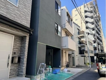 【東京都/渋谷区代々木】渋谷区代々木1丁目　戸建 外観：写真中央黒い建物