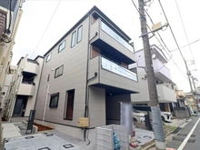 【東京都/足立区千住元町】足立区千住元町 5期1号棟 建築中の外観：全2区画/1号棟写真中央