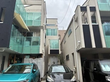 【東京都/新宿区西落合】新宿区西落合1丁目　戸建 外観：向かって中央の奥まった物件が該当物件です。