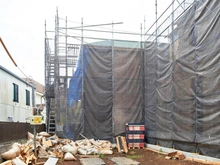 【東京都/練馬区桜台】練馬桜台1丁目第1期戸建 1号棟 建築中の外観：奥の建物になります。全3棟／1号棟