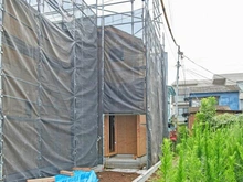 【東京都/練馬区桜台】練馬桜台1丁目第1期戸建 1号棟 建築中の外観：1号棟の入り口です。
全3棟／1号棟