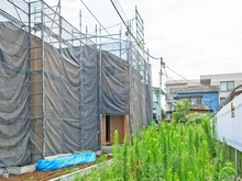 【東京都/練馬区桜台】練馬桜台1丁目第1期戸建 1号棟 建築中の外観：1号棟の入り口です。
全3棟／1号棟