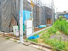 【東京都/練馬区桜台】練馬桜台1丁目第1期戸建 1号棟 建築中の外観：右奥の建物になります。
全3棟／1号棟