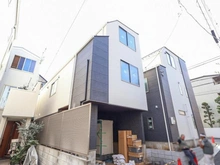 【東京都/大田区東雪谷】大田区東雪谷2丁目 新築戸建 2号棟 建築中の外観：全3棟／2号棟　写真中央