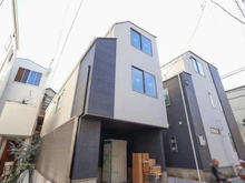 【東京都/大田区東雪谷】大田区東雪谷2丁目 新築戸建 2号棟 建築中の外観：全3棟／2号棟　写真中央