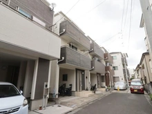 【東京都/板橋区弥生町】板橋区弥生町　戸建て 外観：左から2番目の建物